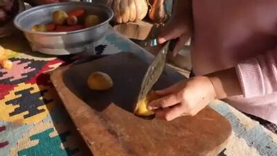  طرز پخت کباب مرغ کامل کنیایی در خاک رس (فیلم)