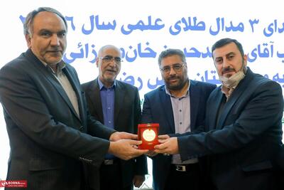  مراسم اهدای مدال‌های محمدحسن خان‌میرزایی به موزه رضوی + عکس
