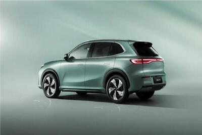 رونمایی از خودروی برقی که درجا می‌چرخد!