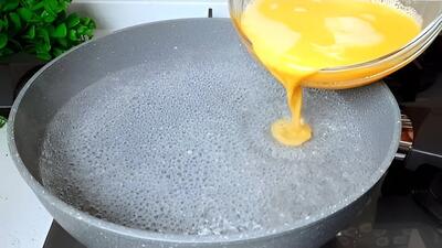  طرز تهیه یک صبحانه فوری / تخم مرغ ها رو داخل آب جوش بریز!