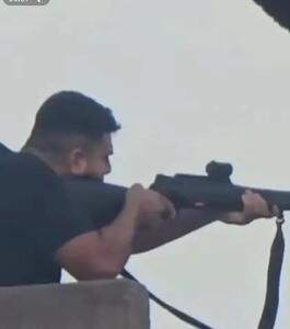 لحظه تیراندازی و کشته شدن پنج یهودی توسط یک پاکستانی است +فیلم