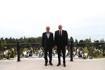 کیهان: چرا مقامات دولت سفرهایی مکرر و بی نتیجه به باکو انجام می دهد؟/ پزشکیان کشور خودمان را مقصر رابطه ضعیف با آذربایجان می داند