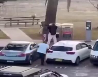 ببینید / لحظه خلع سلاح یکی از مهاجمین در سیدنی