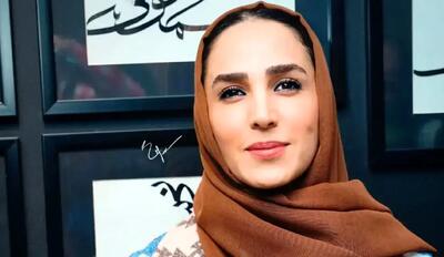 ژست هنری «سوگل طهماسبی» در مراسم رونمایی از یک کتاب