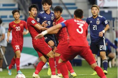 دریبل عجیب بازیکن ویتنام با نشستن روی توپ؛ داور خطا گرفت + ویدئو