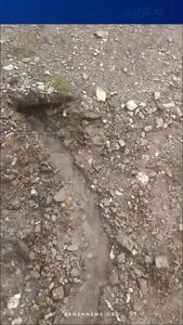 تصاویر خروج ناگهانی آب از دل زمین در این شهر ایران پس از بارندگی‌ها + ویدیو