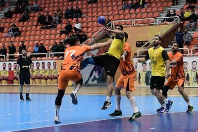 باخت‌های متوالی هندبال سنگ آهن بافق؛ تا دیر نشده تیم را تقویت کنید