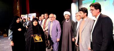  تجلیل از خانواده شهید دانشجو برزو فروتنی در قالب طرح«یادیار» جهاددانشگاهی