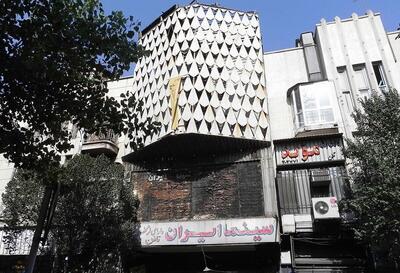 آتش‌ در سینمای متروکه لاله‌زار تهران؛ ۵ ایستگاه آتش‌نشانی در محل