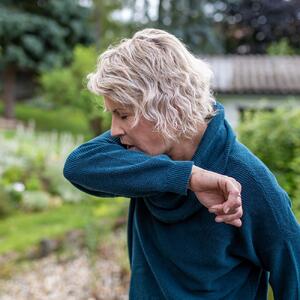 هشدار پزشکان؛ سرفه‌های طولانی پس از آنفلوآنزا لزوماً آسم نیست