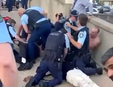 روایت گاردین به نقل از شاهدان عینی درباره تیراندازی در جریان یک جشن یهودی در استرالیا؛ هرج‌ومرج تام و تمام بود/ همه‌چیز غیرواقعی و باورنکردنی به نظر می‌رسید