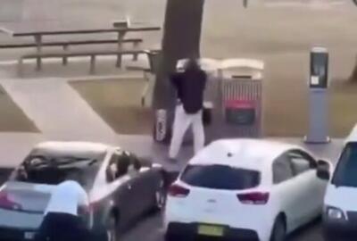 ببینید | لحظه‌ای که احمد الاحمد در درگیری با افراد مسلح در سیدنی، از بازو مجروح شد