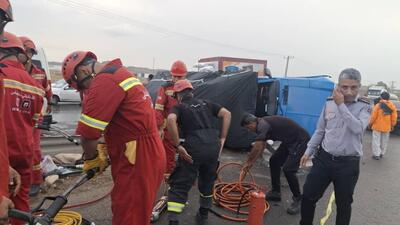  نجات سرنشین محبوس در حادثه واژگونی خودرو در بلوار راه‌آهن بندرعباس
