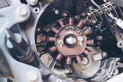 آموزش سیستم جرقه زنی موتور سیکلت ؛ انواع، اجزا، تنظیم و عیب یابی - مجله اینترنتی کولاک