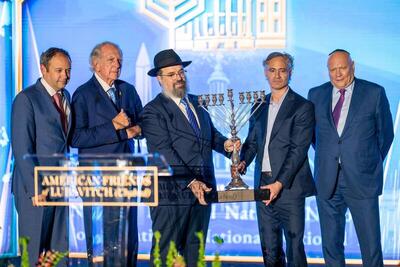 قدردانی فرقه صهیونی مرموز از غول فناوری ارتباطی آمریکا/ صهیونیست‌ها بابت جاسوسی از شهروندان آمریکایی دستخوش می دهند+عکس