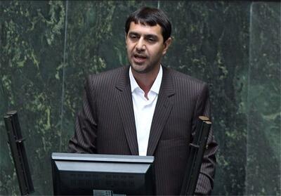 زارع، نماینده مجلس: دولت باید بنزین را تک نرخی می‌کرد؛ قیمت را ۳ هزار تومان می‌گذاشت و سهمیه را ۱۰۰ لیتر می‌کرد / سه نرخی شدن بنزین حتما عامل فساد است و اثر تورمی دارد