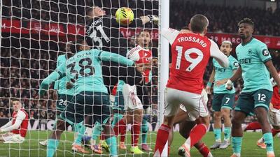 آرسنال ۲ - ۱ وولورهمپتون/ نجات توپچی‌ها از مهلکه گرگ‌های زخمی با گل به خودی‌های حریف+ فیلم - پارس فوتبال