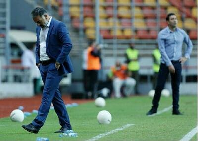 سرمربی سابق استقلال باز هم در متن یک حاشیه بزرگ؛ ۲ خبرنگار زیر دست و پای ۲۰ نفر!