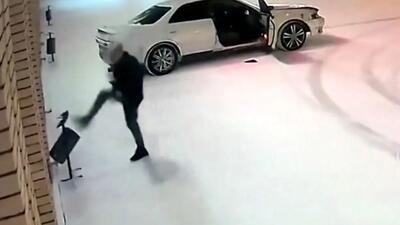  فیلم پرتاب سطل آشغال شهری توسط مرد عصبانی