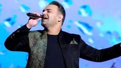 فیلم / نگاهی به کنسرت عاشقانه سیامک عباسی و لحظه زانو زدن او برای خواستگاری از عشق زندگی اش ... /  با اشک شوق جمیعت حاضر در سالن همراه شد ...