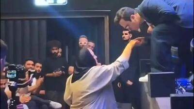  فیلم / زانو زدن حامد آهنگی مقابل مادرش و بوسه بر دستانش در حین اجرای کنسرت!/ اینم قدردانی از مادر به سبک آقای خوش‌خنده