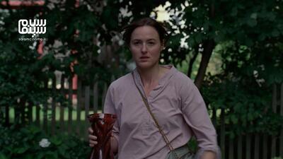 نقد و بررسی فیلم ارزش عاطفی (Sentimental Value) | خانه‌ای که ما را قاب می‌گیرد