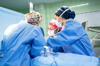 جراحی موفقیت‌آمیز ۲۲ سنگ مثانه از بیمار ۹۰ ساله در آباده: شاهکار پزشکی در بیمارستان امام خمینی (ره) - سلام نو