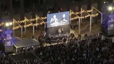  صدها نفر در میدان حبیما در تل آویو، اسرائیل، تجمع کردند تا علیه بنیامین نتانیاهو، نخست وزیر، به اتهام فساد اعتراض کنند