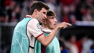 واکنش بامزه توماس مولر به درخشش پدیده بایرن مونیخ / عکس