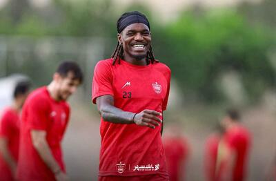 بیفوما: می‌خواهیم فوتبال بازی کنیم اما در این زمین نمی‌شود