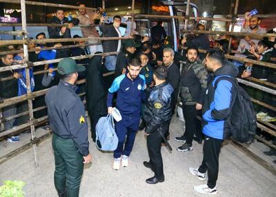 استقبال از استقلال با منور و پرچم‌های آبی!