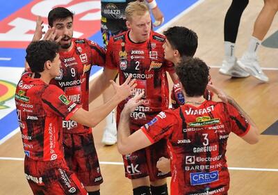 پوریا حسین‌خانزاده علیه سرمربی تیم ملی