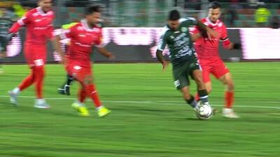 برخورد مدافع پرسپولیس و کهریزی در دقیقه 62