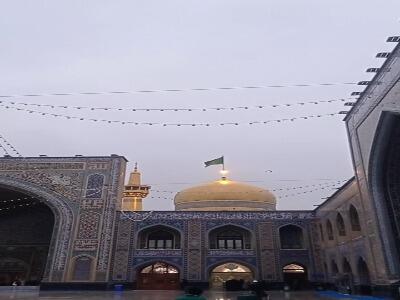  لحظات پخش دعای عهد در حرم مطهر رضوی در صبح بارانی