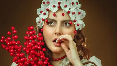 افسانه کمالی با استایلی رمانتیک و تاج گل سفید در فوتوشوت جدید (عکس)