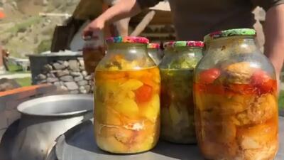  غذای محلی آذربایجان: پخت مرغ در ظرف شیشه‌ای با سه روش متفاوت (فیلم)