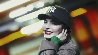 استایل پاییزی «سپیده خداوردی»؛ کلاه NY و ترکیب رنگ‌های سبز و قرمز (عکس)