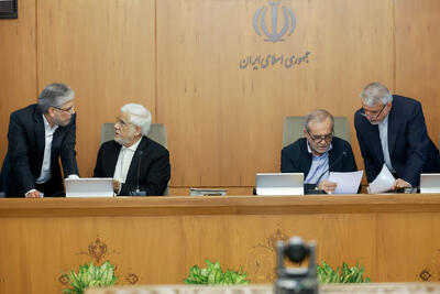 روزنامه اصولگرا: واقعا پزشکیان به این نتیجه نرسیده که برخی وزرا باید تغییر کنند؟/ بهتر است او نگذارد کار به استیضاح بکشد