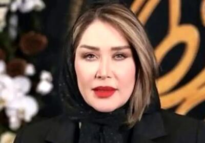  استایل شیک و باکلاس سارا منجزی‌پور در یک کافه