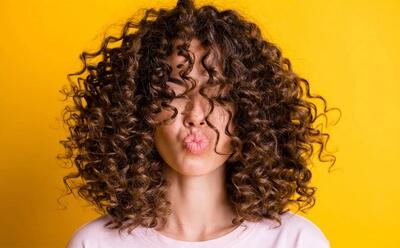  مراقبت‌های قبل و بعد از فر دائم مو در سالن زیبایی