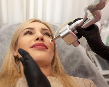 لیزر دی‌ اکسید کربن چه مشکلات پوستی را درمان می‌کند؟