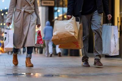 افت کم‌سابقه تمایل مصرف‌کنندگان آمریکایی به خریدهای تعطیلات؛ فشار رکود تورمی بر هزینه‌ها