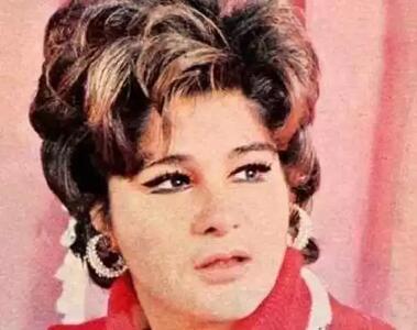  این ساختمان متروکه کاباره‌ای بود که سوسن هر شب در آن می‌خواند - چیدانه