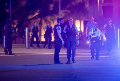 پلیس استرالیا: عاملان حمله به یک جشن یهودی، پدر و پسری ۵۰ و ۲۴ ساله بودند / پدر در محل حمله کشته شد، اما پسر در وضعیت وخیم بستری است / شهروندی ۴۳ ساله به نام احمد الاحمد از پشت به یکی از مهاجمان حمله کرد و تفنگ را از دستش گرفت