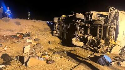 (عکس) واژگونی اتوبوس اصفهان- تهران با ۱۰ کشته