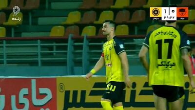 ضربه پنالتی احسان حاج صفی کاپیتان سپاهان مقابل فولاد به هدر رفت