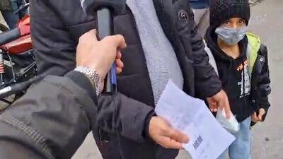 برخی از هواداران با وجود داشتن بلیت، پشت درب ورزشگاه خرم آباد مانده اند