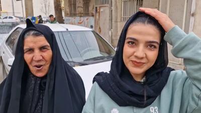 مادر و دختر استقلالی که برای تماشای بازی با خیبر به ورزشگاه آمده‌اند