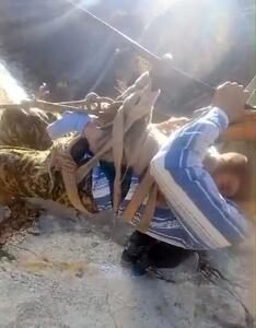  عبور کودک خردسال از دره مرگ در دزپارت خوزستان؛ وقتی محرومیت زندگی کودکان را به خطر می‌اندازد+فیلم