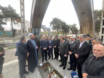  ادای احترام وزیر کشور به مقام شهیدان گلستان